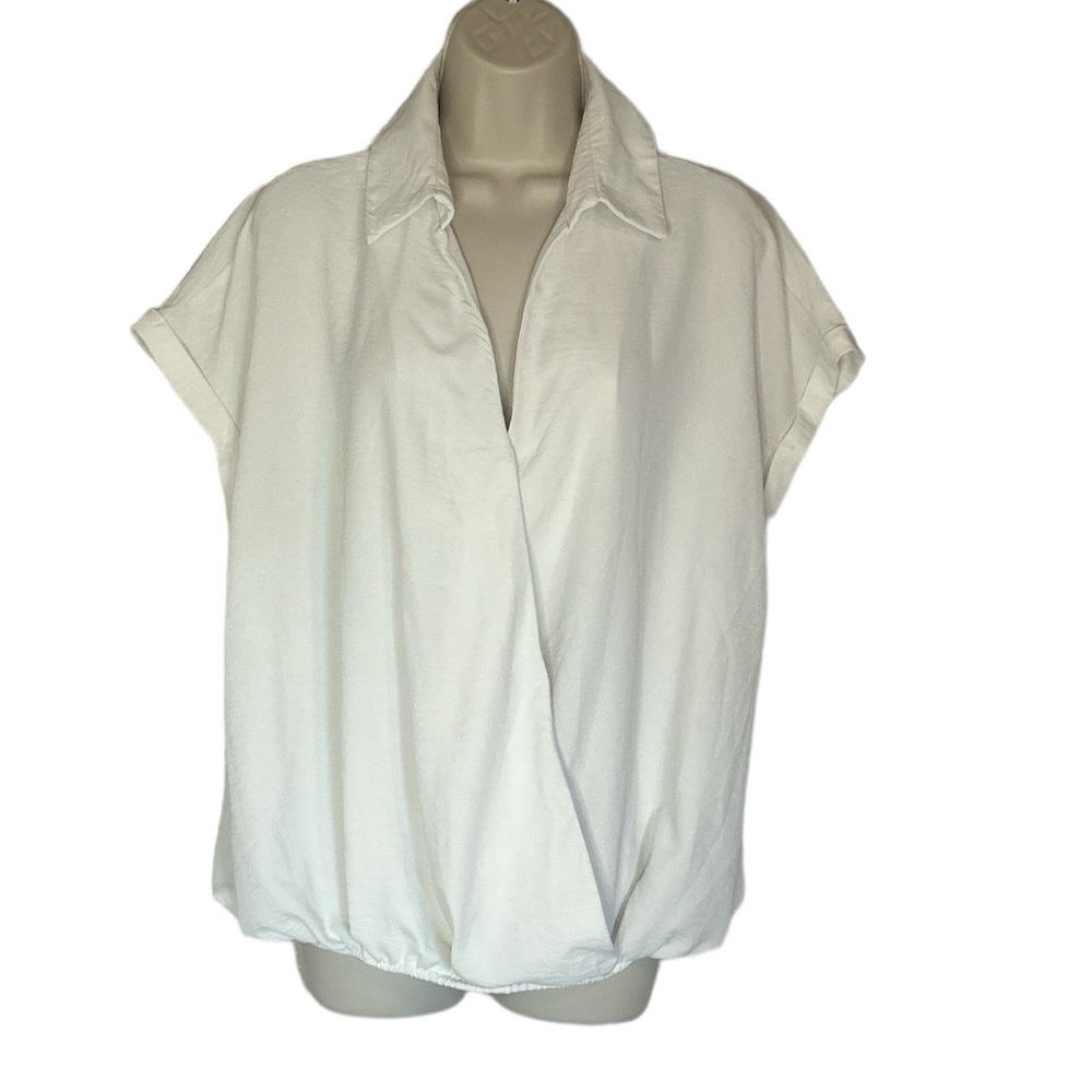 Dee Ella White top with collar and V neck size L